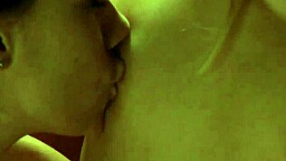 Horny lezbijske sužnje slečejo služkinjo in se igrajo z njo v vezavi