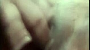 Znana Instagram influencerka prstuje v živo na kameri z fantom