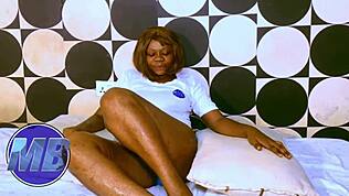 Seksi intervju se spremeni v umazan pogovor in seks z velikim črnim kurcem