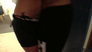 모포조 컴 - 갈색머리 모델이 거친 플레이 후 정액 삼켜