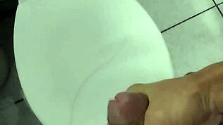 18+ Genç Profesyonel İş Molasında Sessizce Amcığını Okşuyor