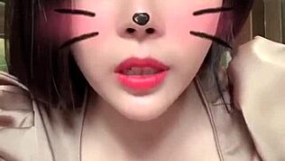 Cewek Asia dengan toge besar tampil seks live!