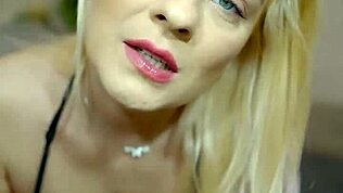 Gorąca laska dostaje palcówkę i anal w nieocenzurowanym solo