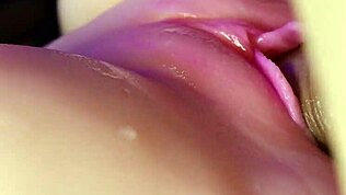 Огромный кремпай в розовой мокрой киске латины крупным планом