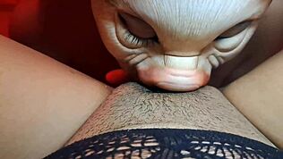 vakkert blondie nyter solo tid med sin hårløse kropp