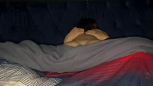 Dalam Sesi Panas, Kelinci Latina Hitam Besar Guna Mainan Untuk Keseronokan Teruk Punggung Gemuk Lengkung Cantik