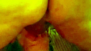 Zrela ženska dražeče pogoltne moj kurac z zadušitvijo in lizanjem