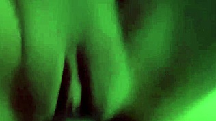 miluje, keď jej v noci pred spaním strčia vtáka