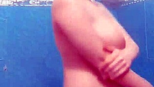 Å nei, fanget denne milfen på skjult kamera i badet, så galt lol