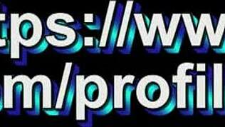 Lepa gola devojka Assol pokazuje mokru pičku i sise u kupatilu