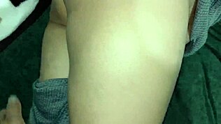 Stedbror hjælper med glat kropspleje