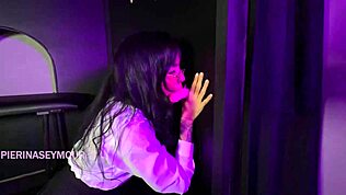 Jeg ser brunette med stor røv tage to pikker i glory hole