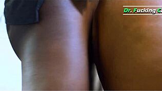 Jeune Africaine de 18 ans et plus suce la grosse bite black du docteur à l'hôpital pour un éjac faciale messy