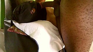 Svalnatá ebony kulturistka se ohýbá pro cum na zadku v doggystyle akci