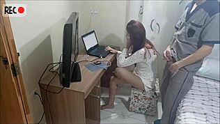 Rödtopp ensam hemma fångad med läskig reparatör på gömd kamera