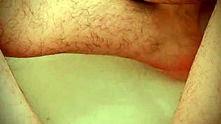 גבר זין גדול מתנחל זין מפלצת במקלחת סשן ניע עסיסי