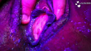 Saftig student dytter fingre dypt inn i trange fitta for vill solo