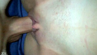 Chatte rasée mouillée qui coule pour un ami 😏