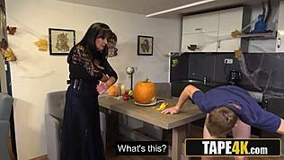 Moden kvinde med ung 18+ mand i Halloween møde