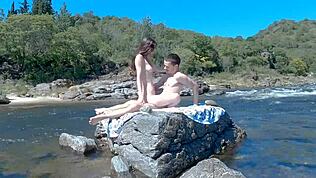 Гореща двойка се наслаждава на рисков секс на обществен плаж и автобус с двоен кумшот