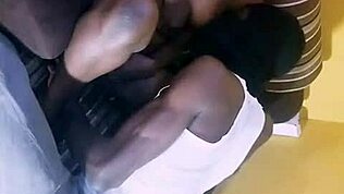 Novinha miúda esguicha no pauzão preto e brinquedos! ação BBC