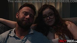 리나 러빙스의 큰 가슴 롤플레이에 너무 흥분돼