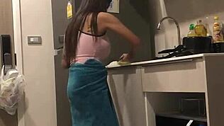 W Tajlandii azjatycka laska luzacko pokazuje wielkie cycki