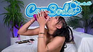 Šílená Latina plní mokrou kundičku hračkami