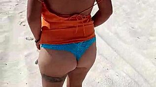 Mexická děvka nechává mačkat prsa a prdel na veřejném mexickém pláži