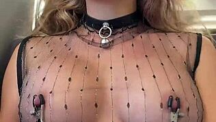 W pociągu, przezroczysta bluzka ujawnia przekłute sutki podczas pokazywania na publiczności