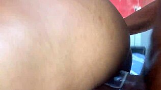 Figa stretta piegata su scrivania per gangbang hardcore veloce