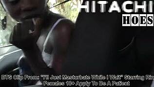 Nonnude BTS od Riny Arems! Len masturbujem kým čakám s Hitachi Magic Wand v aute! Pozri film na HitachihOes pre plný film reup!