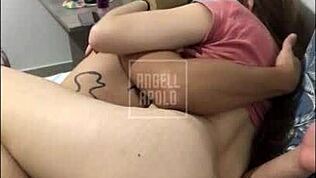 Jeg støter dypt inn i munnen til vennens latina forlovede og kommer inni hennes naturlige pupper