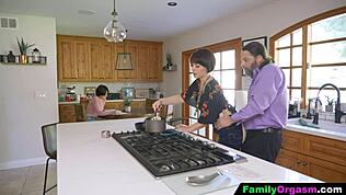 FamilyOrgasm - ΓΕΡΟΣ ΓΑΜΑΕΙ Κόρη και Γυναίκα του!