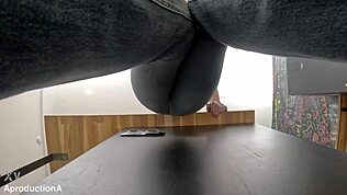 Alice Maze Bagna i Jeans con la Figa Bagnata