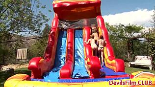 Di luar, kumpulan lesbian jilat memek capai orgasme sama-sama