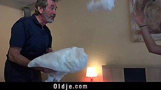 Oups, fille se plante avec vieux boss le premier jour au boulot