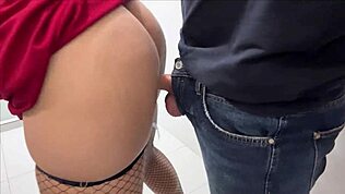 Sexo no Banheiro do Escritório com Secretária Alta de Rabo Grande Termina em Creampie Gozado