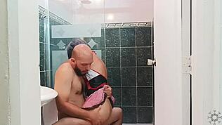 Pula fratelui vitreg se întărește tare privind gospodina curăță cu jucării sexuale