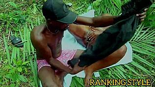 饥渴BBW弯腰迎接巨鸡巴湿润传教士