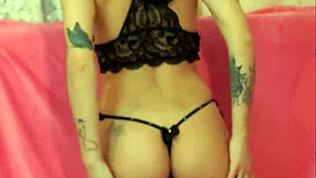 야스민 뮐러의 비하인드 사진 촬영, 에로틱한 발과 함께