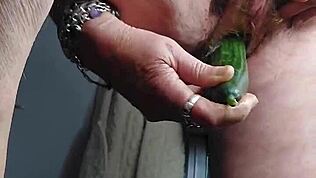 Nemecká babička jebe pičku uhorkou - Pozri si teraz!