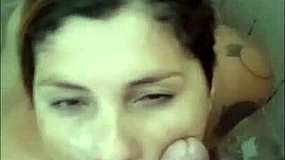 رجل يمسك مكالمة فيديو ويقذف على وجه في الدش