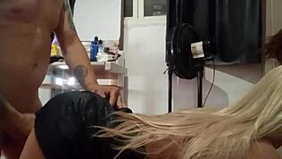 مسكوكة تتدلع؟ ابنة الزوجة معاقبة بديلدو برا