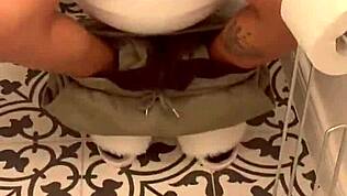 우연히 화장실에서 그녀 오줌 누는 거 봤어