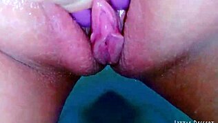 בחורה שובבה, אה, מגרה כוס ורודה בשירותים ציבוריים... אוי!