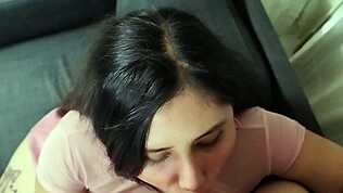 Cassandra skúša oblečenie v castingu, ale prehltne moju spermu