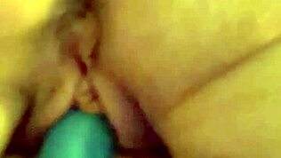 내가 구부려져 큰 엉덩이 드러내고 손가락으로 꽉 젖혀서 격렬한 오르가즘