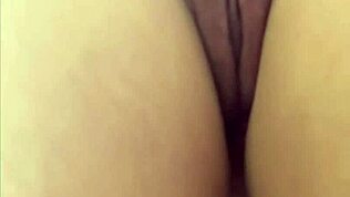 החורגת שלי מצלמת את הכוס המגולחת שלה מתחת לחצאית קצרה בשבילי.