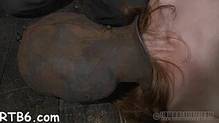 Дикая порка доминирует над красоткой в грубой BDSM паре